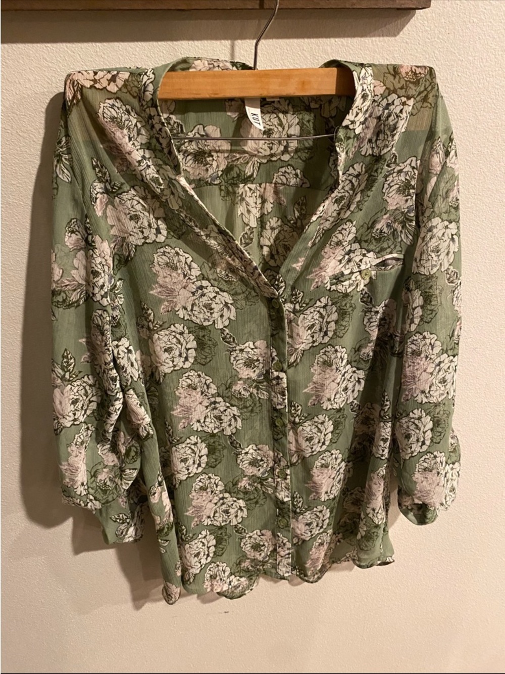 Kuth from‎ the Kloth Green Floral Button-Up Blouse with V-Neck Size Large